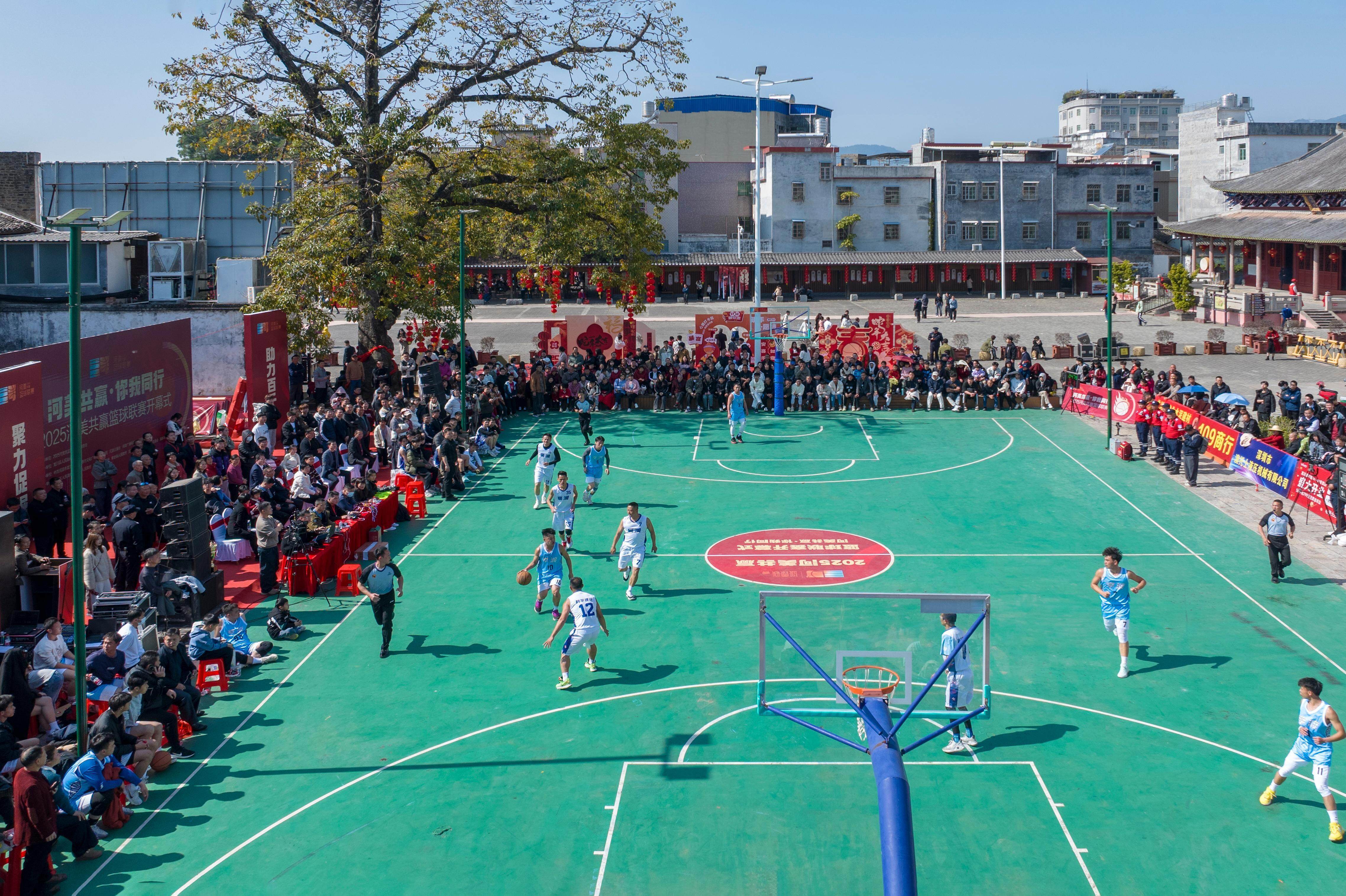 篮球比赛激烈对抗,观众尖叫连连 篮球比赛激烈对抗,观众尖叫连连