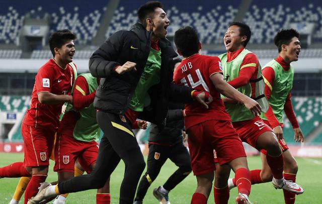 包含国内足球联赛再掀激烈战火，球队实力逐渐崭露头角的词条