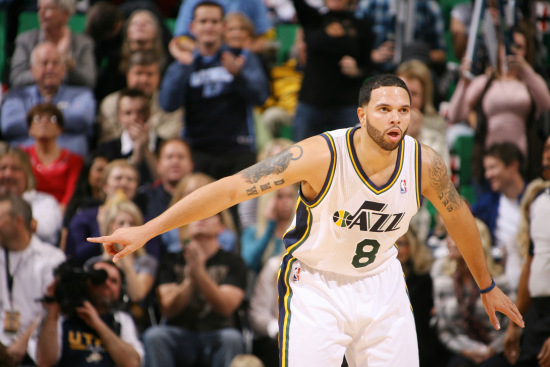 爵士主场力克小牛，继续领先西部