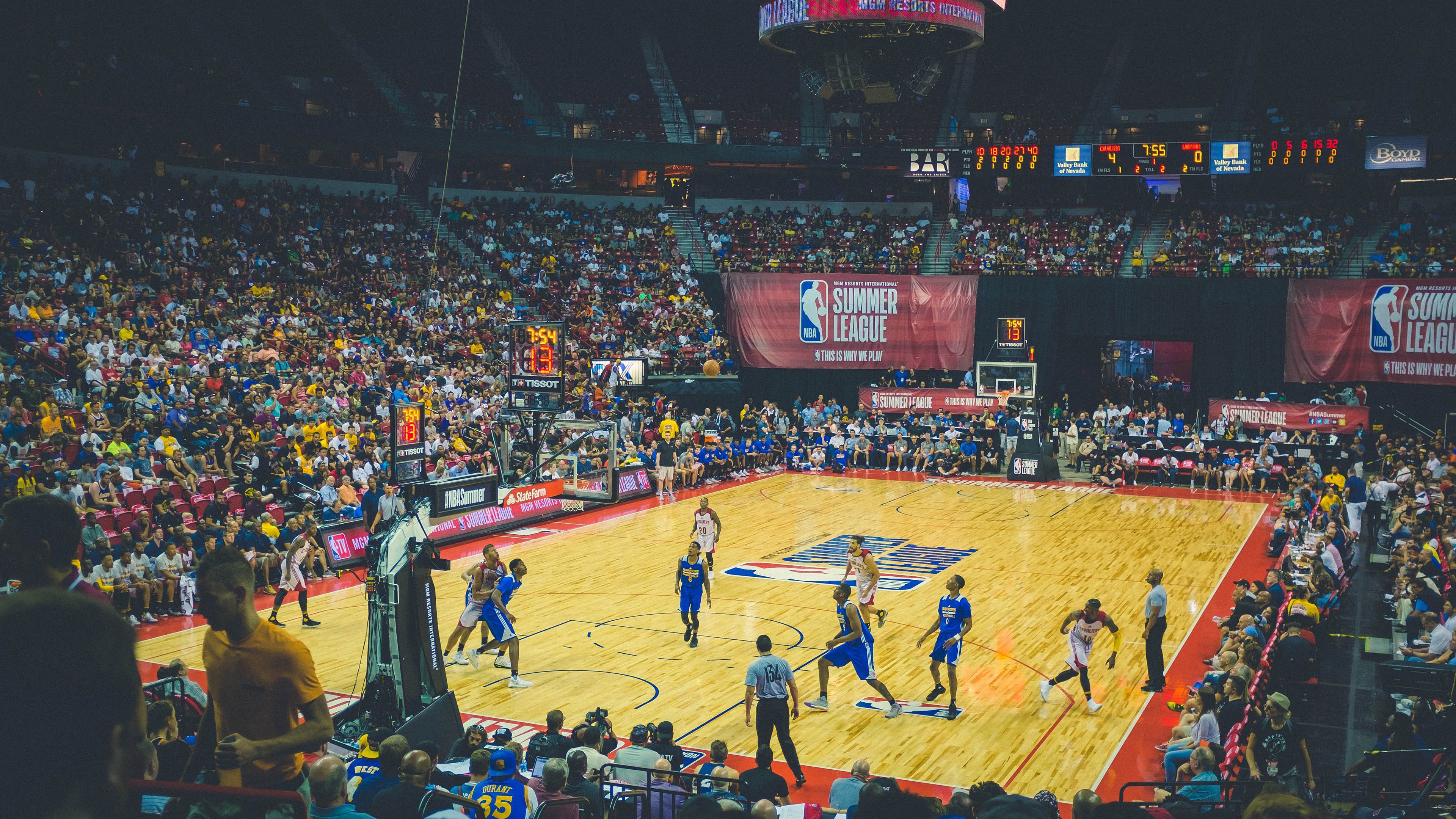 数据幽灵笼罩赛场，当雄鹿与步行者的对决成为库里的精神副本